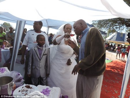 Есөн настай сурагч 62-той эмгэнтэй гэрлэж, дэлхийн хамгийн залуу сүйт хархүү боллоо 