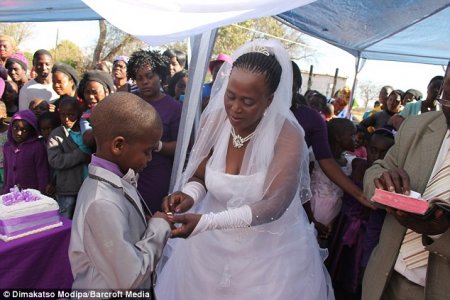 Есөн настай сурагч 62-той эмгэнтэй гэрлэж, дэлхийн хамгийн залуу сүйт хархүү боллоо 