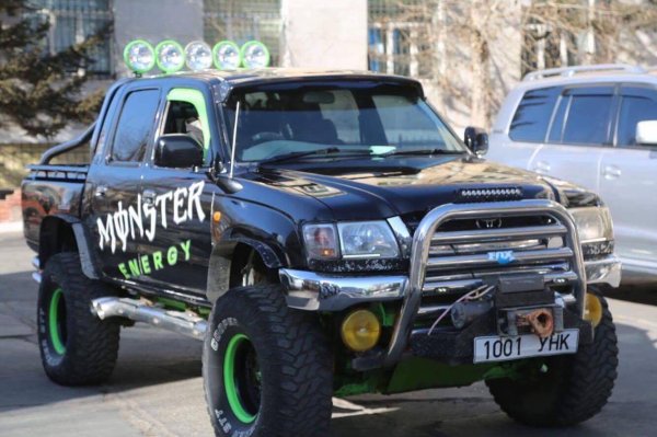 TOYOTO HILUX  яаралтай маш хямдхан зарна
