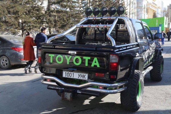 TOYOTO HILUX  яаралтай маш хямдхан зарна
