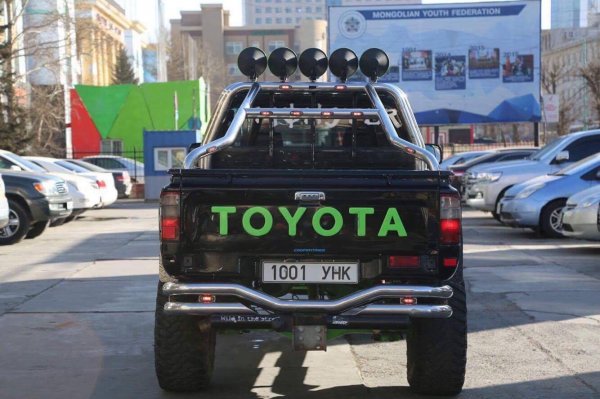 TOYOTO HILUX  яаралтай маш хямдхан зарна