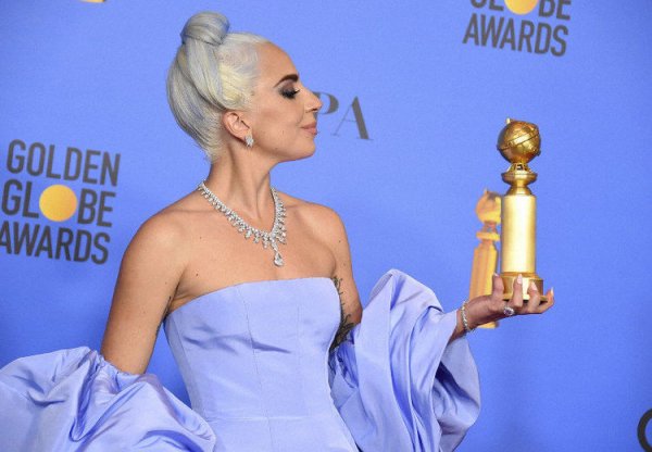 Алтанбөмбөрцөг: Лейди Гага шагналын эзэн боллоо