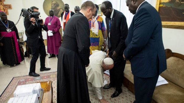 Ромын пап Францис Өмнөд Суданы удирдагчдын хөлийг үнсжээ