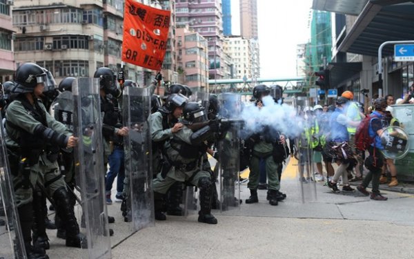 Хонконгт жагсагчидтай мөргөлдөх үеэр 15 цагдаа гэмтжээ