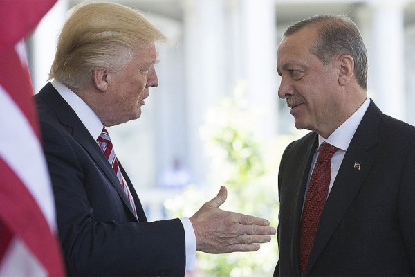Турк, АНУ-ын Ерөнхийлөгч нар Сирид аюулгүйн бүс байгуулах асуудлыг утсаар хэлэлцжээ