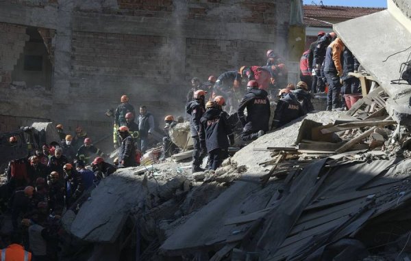 Туркт болсон газар хөдлөлтийн улмаас 31 хүн амь үрэгджээ