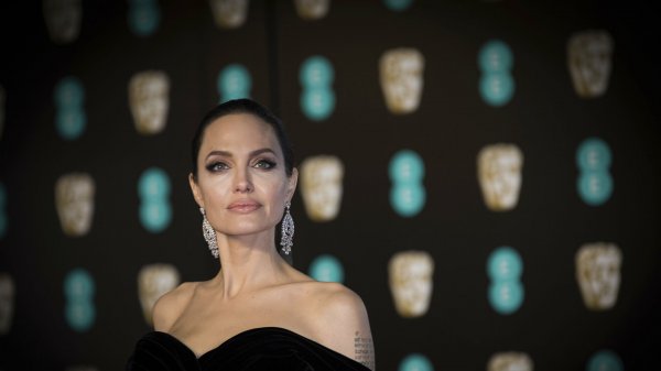 Анжелина Жоли: Брэдээс салаад сэтгэлдээ сөхөрсөн ч эргээд боссон